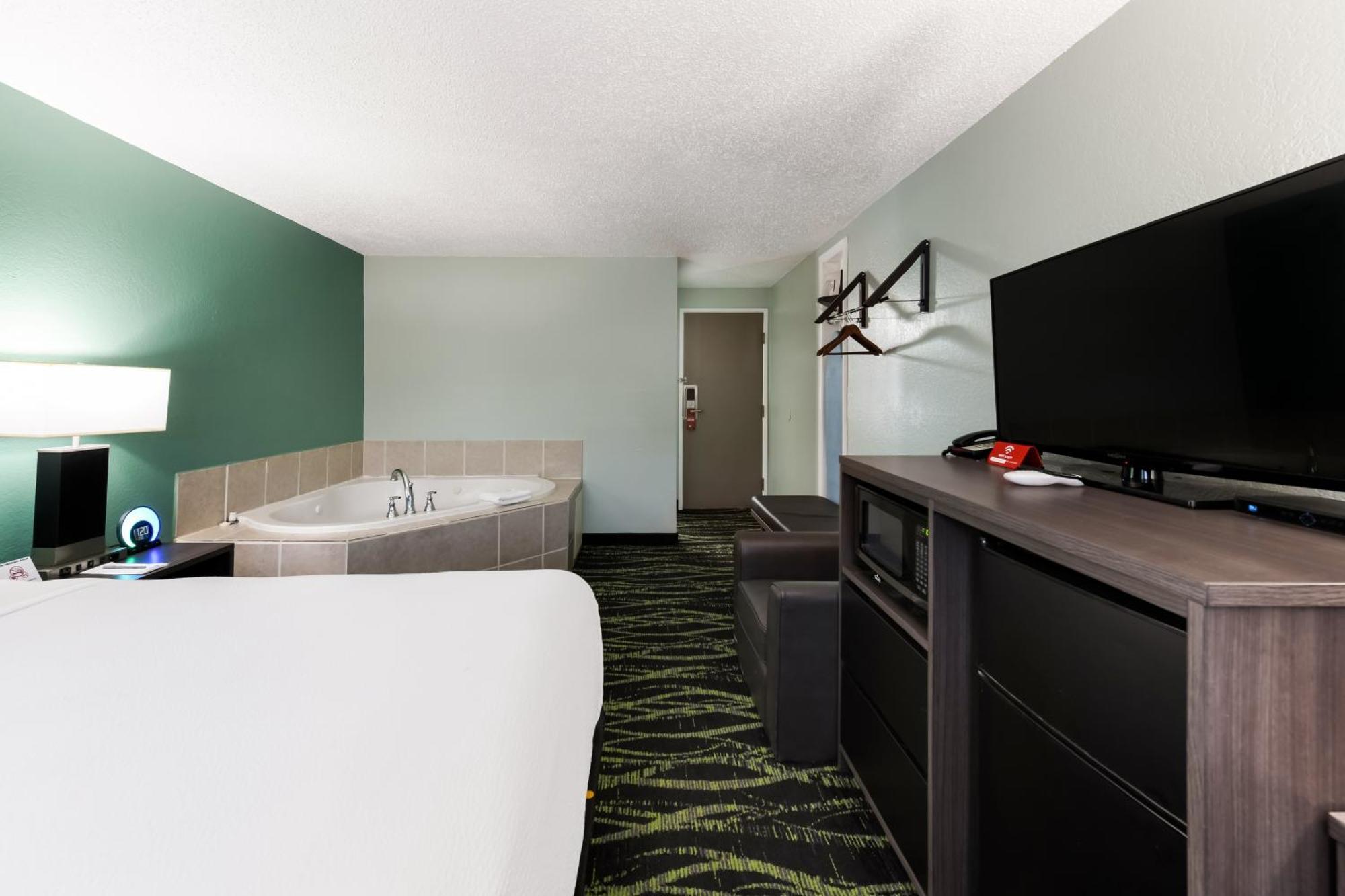 Baymont Inn & Suites By Wyndham Liberty Exterior photo